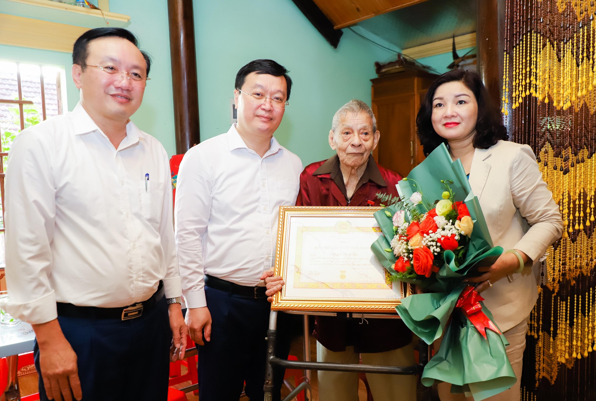 chu-tich-ubnd-tinh-nguyen-duc-trung-trao-huy-hieu-75-nam-tuoi-dang-cho-dang-vien-nguyen-dinh-tai-2633--n1.jpg