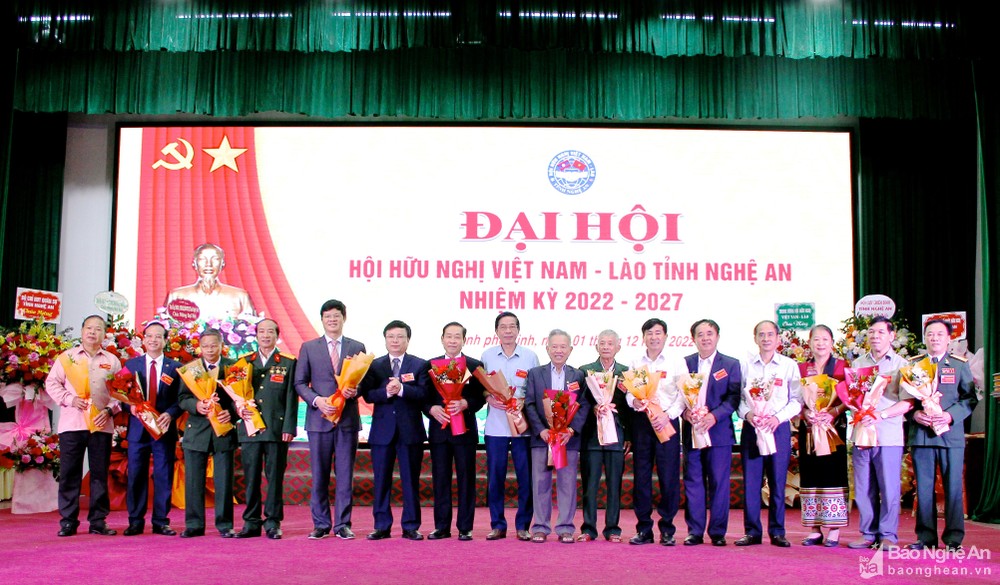 bna-trao-hoa-cho-nhiem-ky-cu-anh-my-nga-7983--n1.jpg