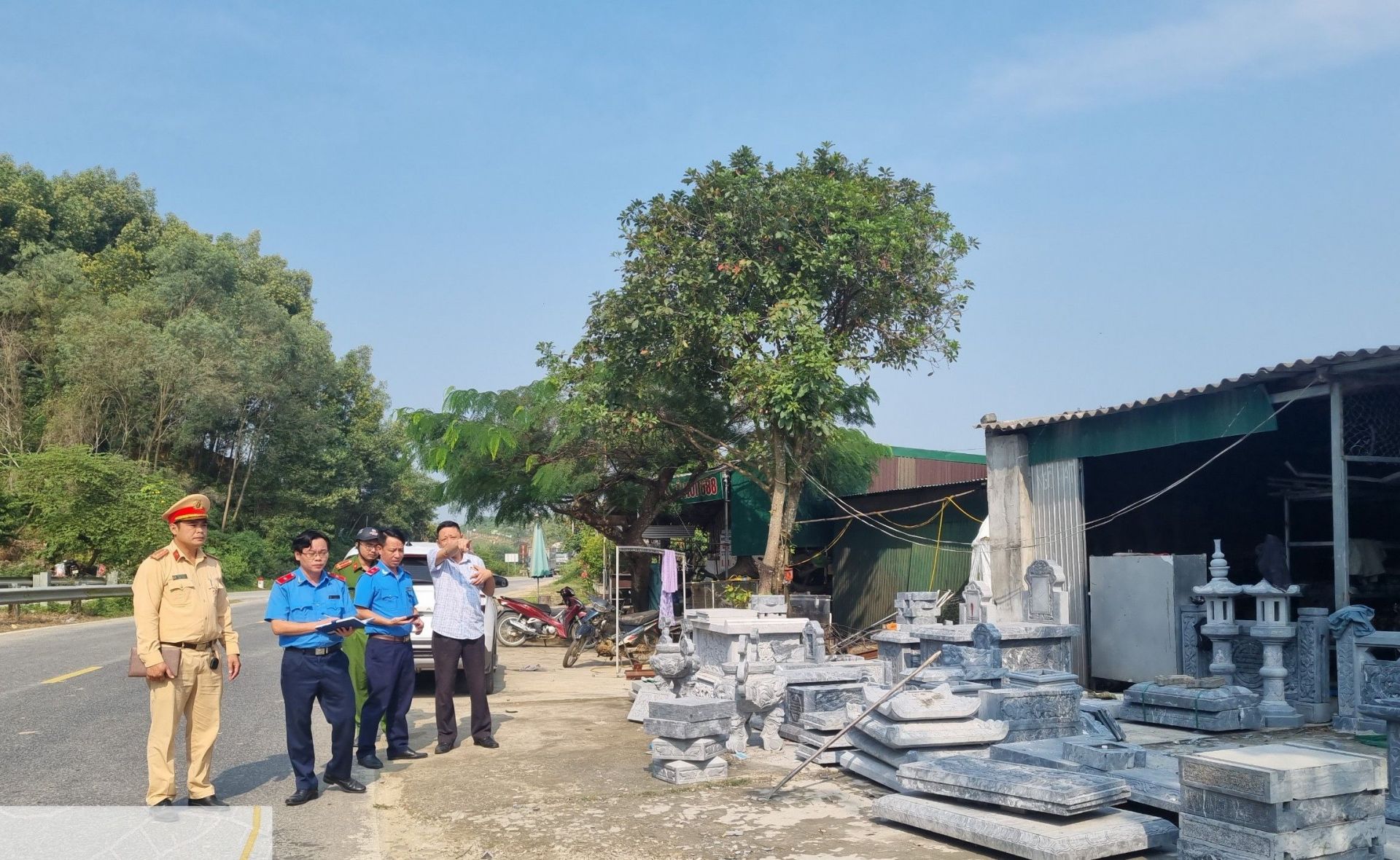 doan-kiem-tra-lien-nganh-cua-tinh-kiem-tra-hang-lang-atgt-tai-huyen-thanh-chuong-1.jpg