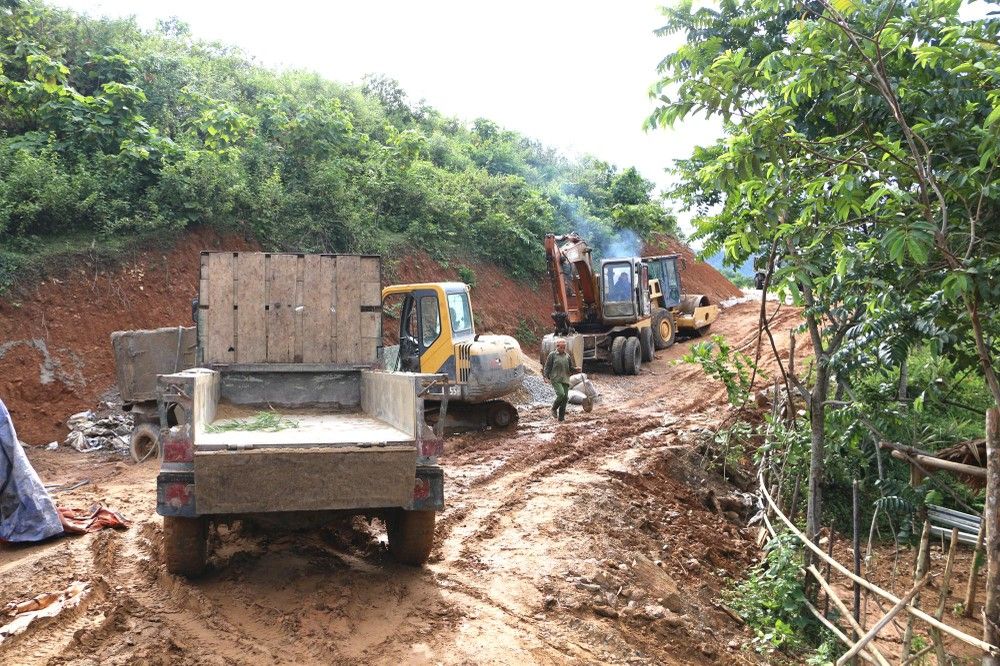 thu-cong-duong-vao-khu-tai-dinh-cu-ban-pat-xa-chau-tien-quy-hop-119.jpg