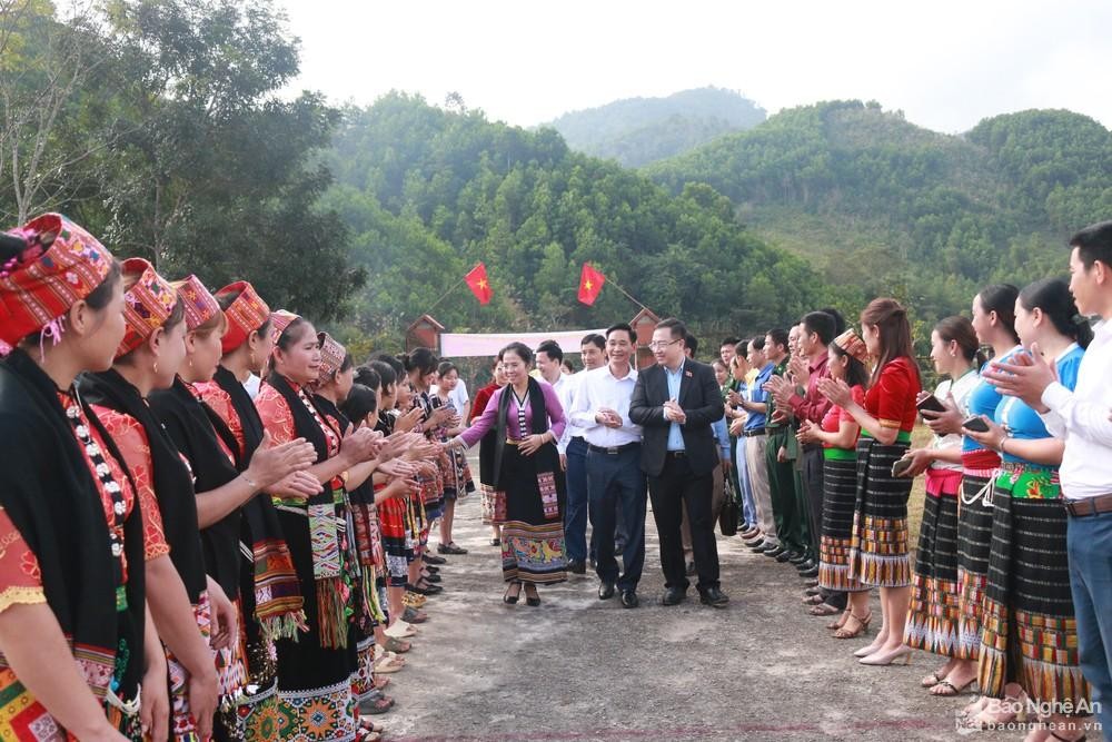 doan-dai-bieu-quoc-hoi-du-ngay-hoi-dai-doan-ket-o-ban-cha-lau-xa-nam-giai-que-phong-anh-tu-lieu-dc-5937.jpg