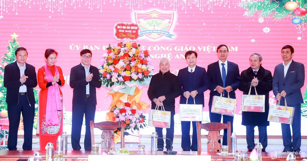 Lãnh đạo tỉnh chúc mừng Giáng sinh Ủy ban Đoàn kết công giáo Nghệ An