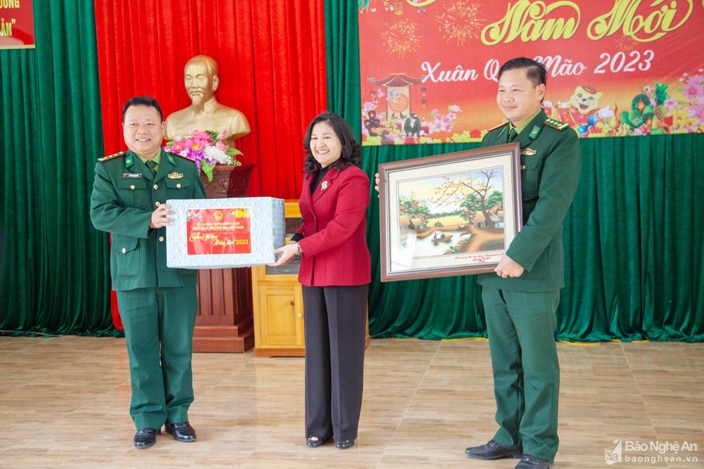 bna-trao-qua-don-bien-phong-617.jpg