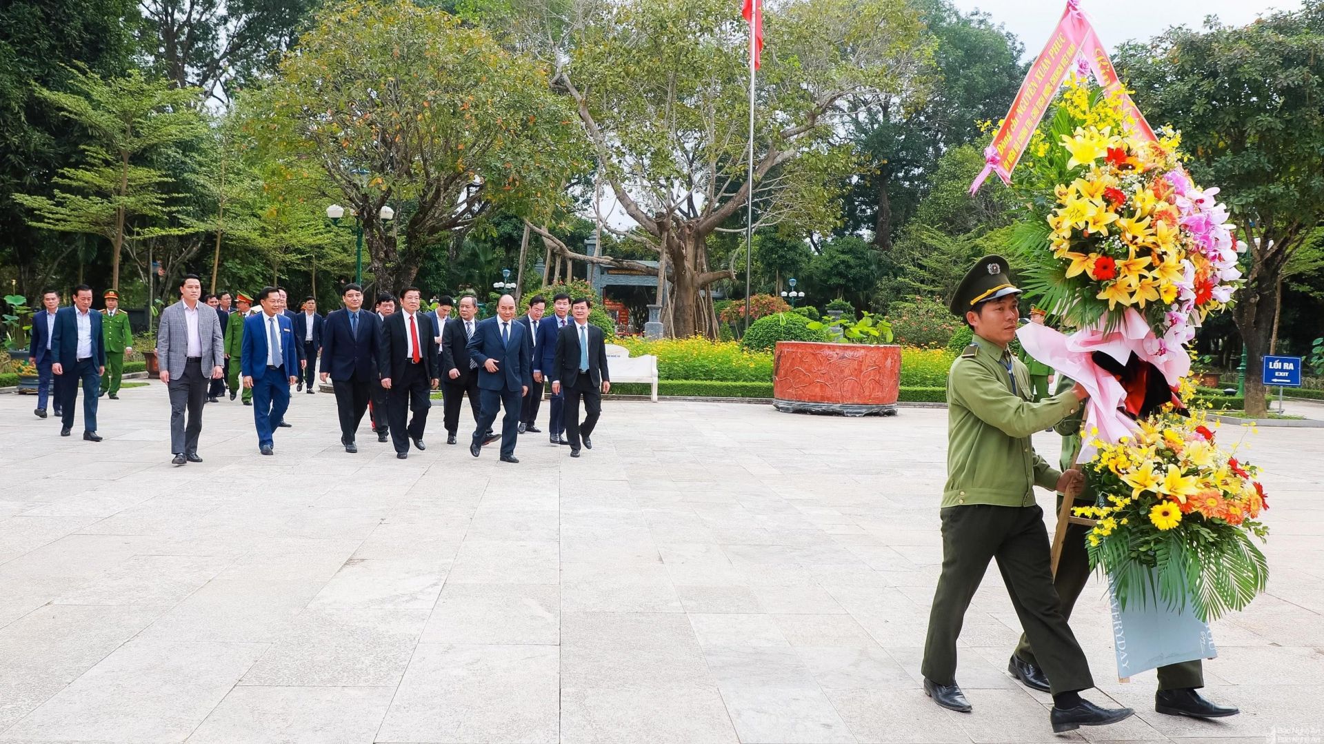 Đồng chí Nguyễn Xuân Phúc tưởng niệm Chủ tịch Hồ Chí Minh và các anh hùng liệt sĩ Truông Bồn