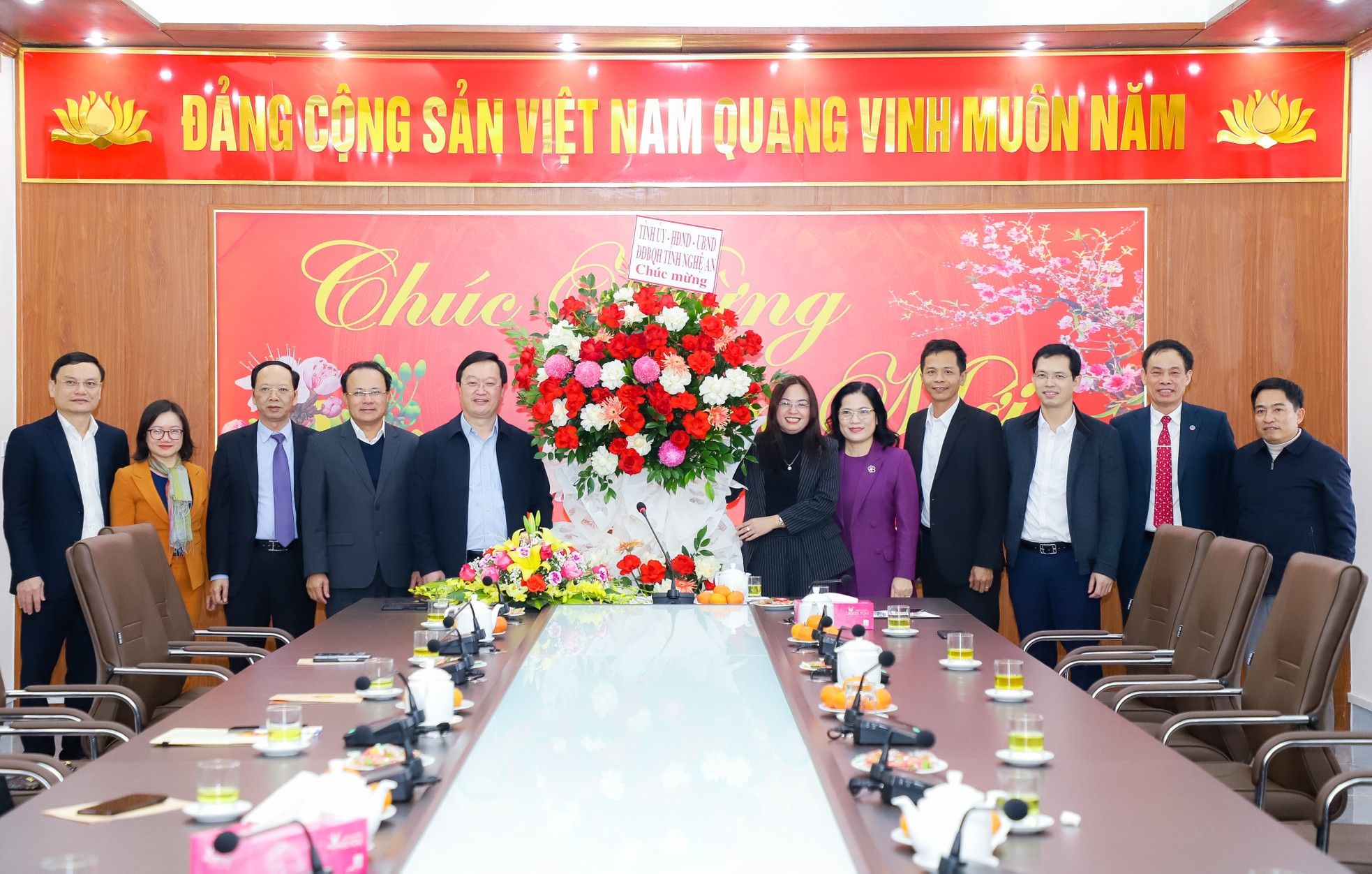 chu-tich-ubnd-tinh-nguyen-duc-trung-cung-cac-dong-chi-trong-doan-tang-hoa-chuc-mung-cuc-du-tru-nha-nuoc-khu-vuc-nghe-tinh-nhan-dip-don-nam-moi-2023jpg-9441.jpg