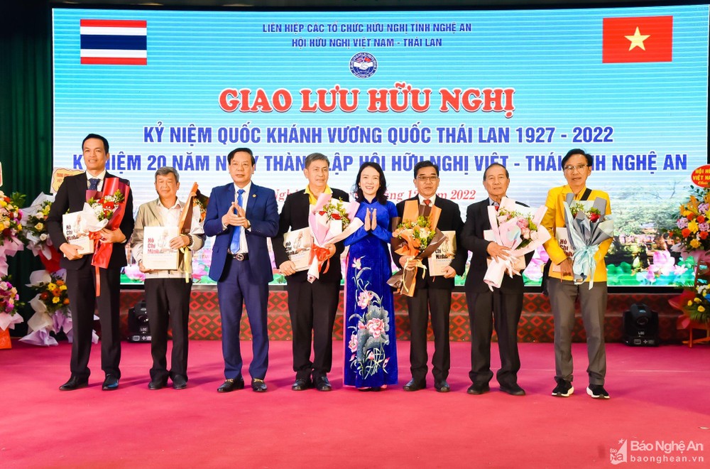 bna-tang-sach-anh-thanh-le-9112.jpg