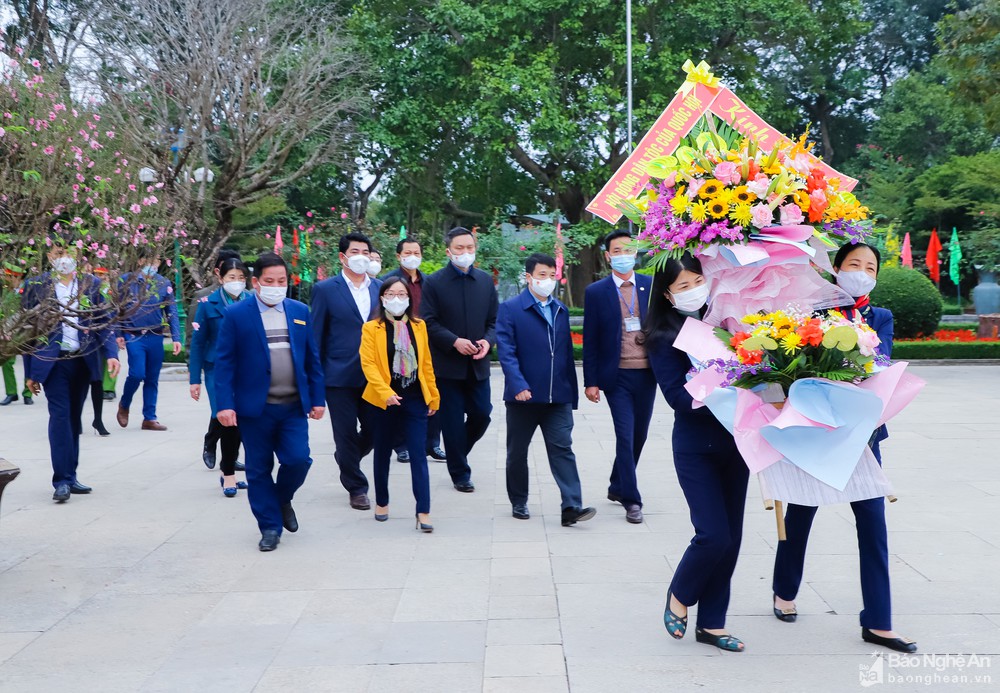 Chủ tịch Hội đồng dân tộc của Quốc hội dâng hương tại Khu di tích Kim Liên
