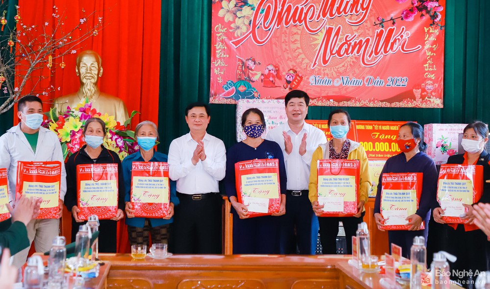Tết ấm áp đến với mọi người, mọi nhà