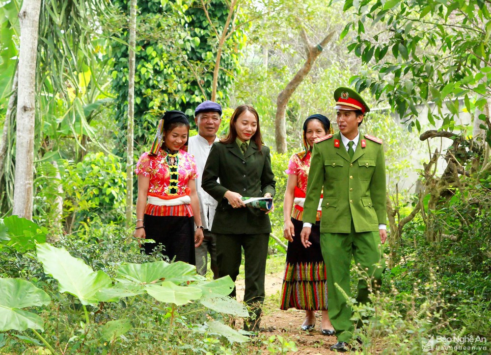 Dựa vào Nhân dân để làm tốt công tác cán bộ của Đảng