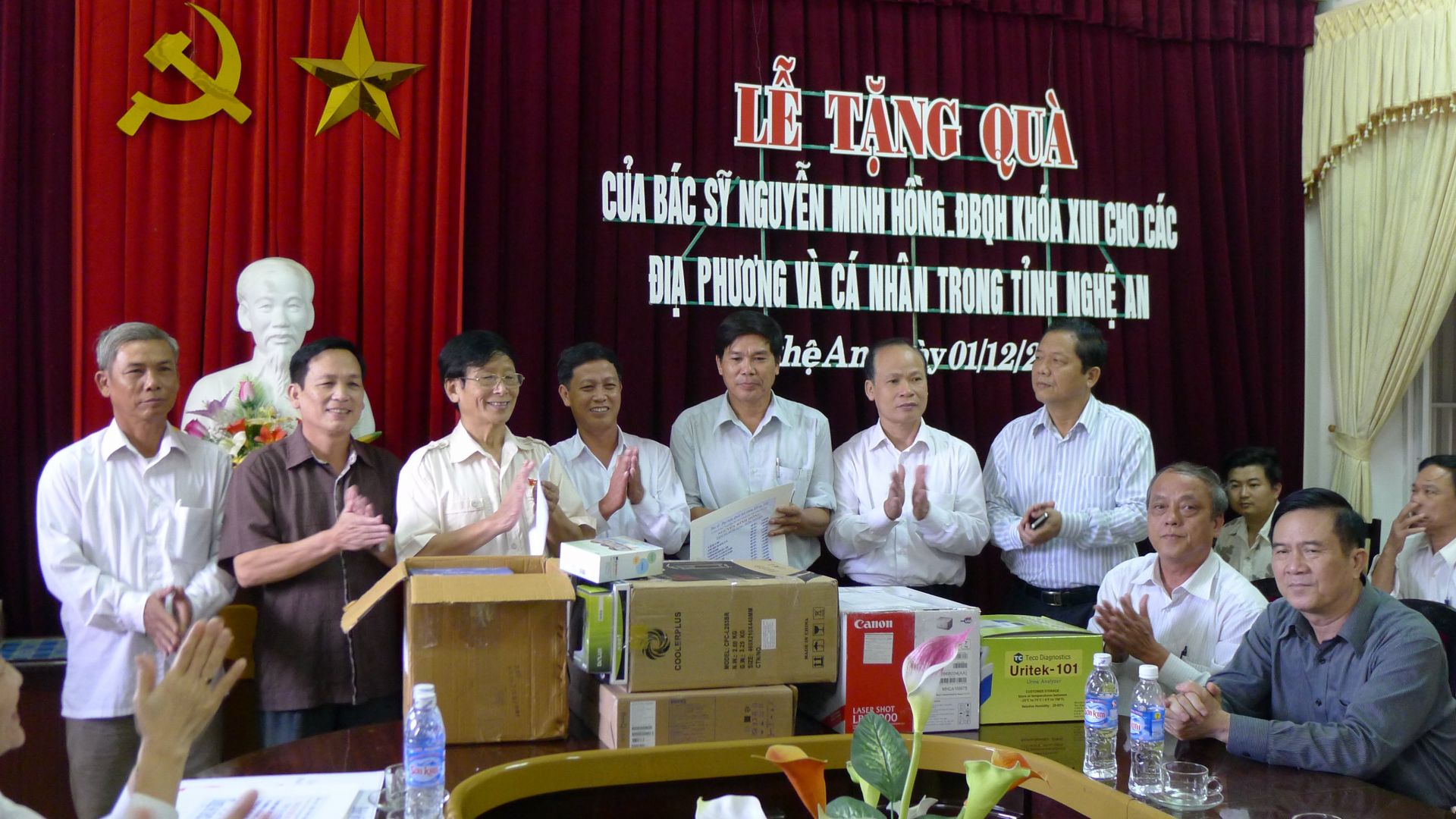 bac-si-nguyen-minh-hong-trao-mon-qua-trang-thiet-bi-cho-cac-tram-y-te--xa-trong-tinh-tri-gia-1-ty-300-trieu-dong.jpg