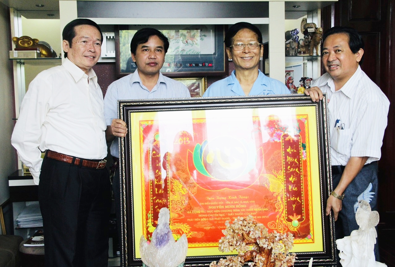 lanh-dao-ntv-tang-bac-si-minh-hong-buc-truong.jpg
