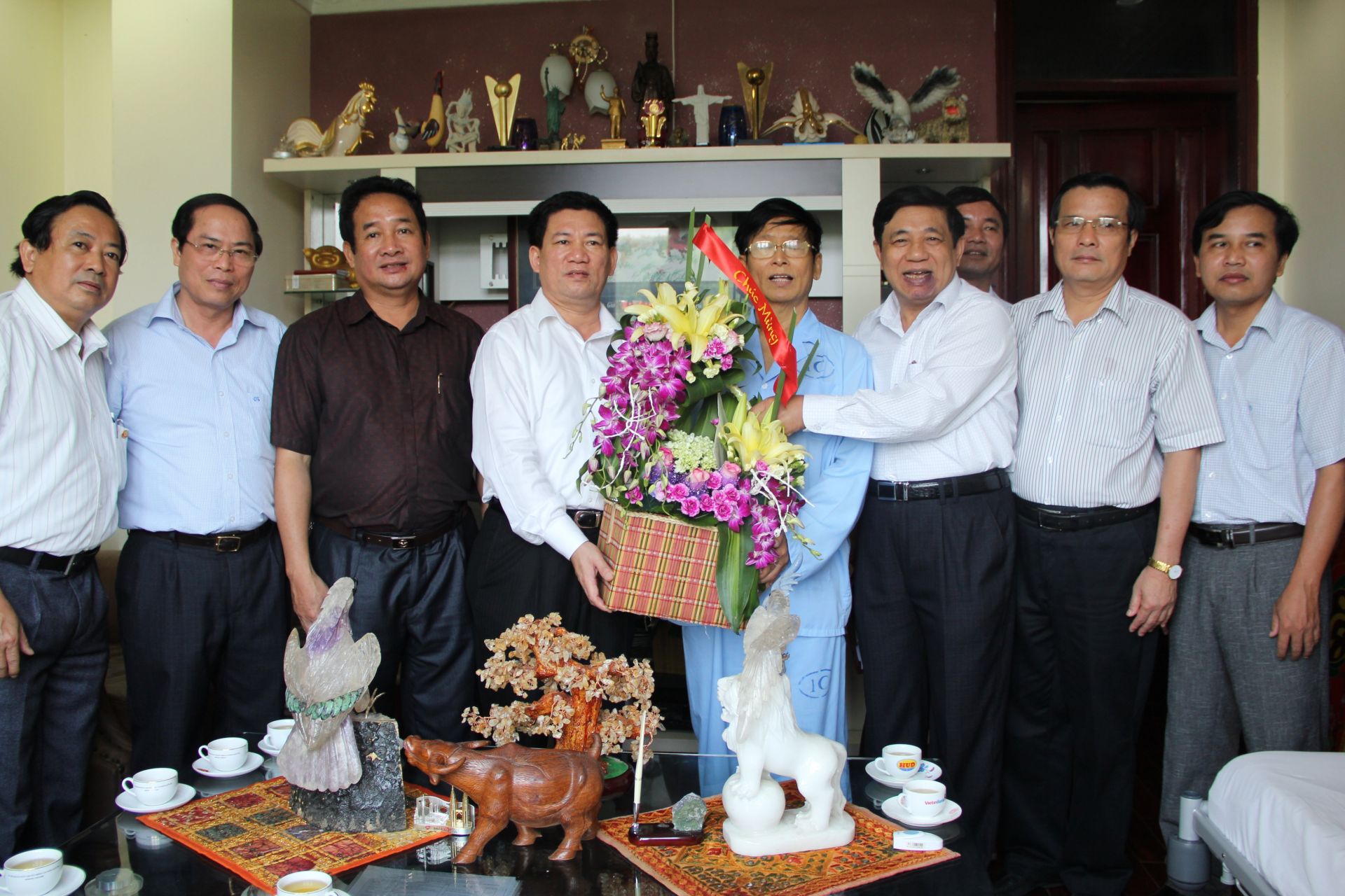 lanh-dao-tinh-nghe-an-tham-bac-si-nguyen-minh-hong-dang-dieu-tri-benh-tai-gia-dinh-thang-6-2013.jpg