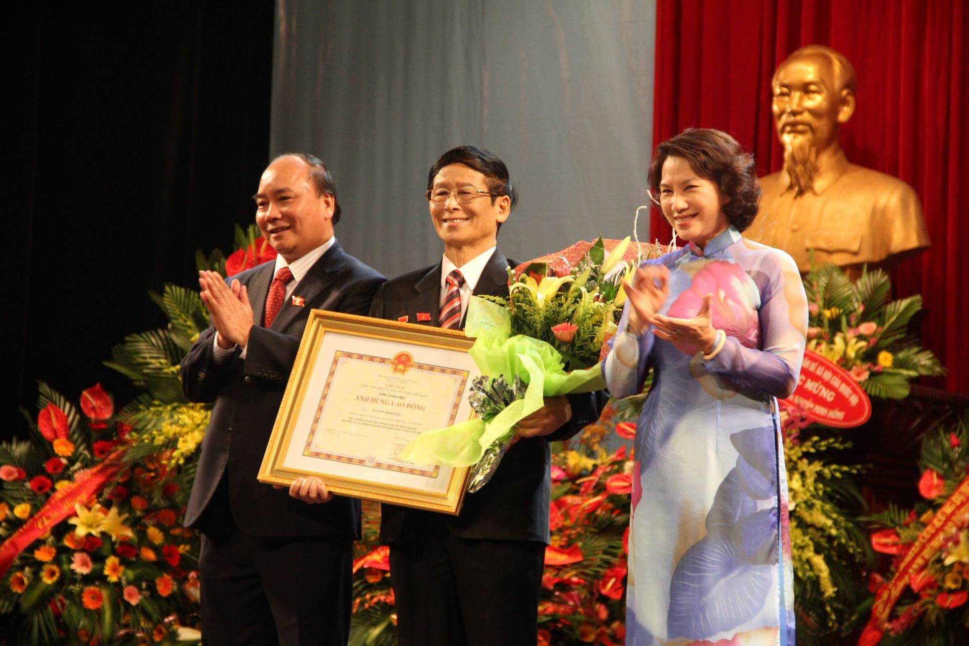 thu-tuong-chinh-phu-nguyen-xuan-phu-va-chu-tich-quoc-hoi-nguyen-thi-kim-ngan-trao-tang-danh-hieu-cao-quy-anh-hung-lao-dong-trong-thoi-ky-doi-moi-cho-bac-si.jpg