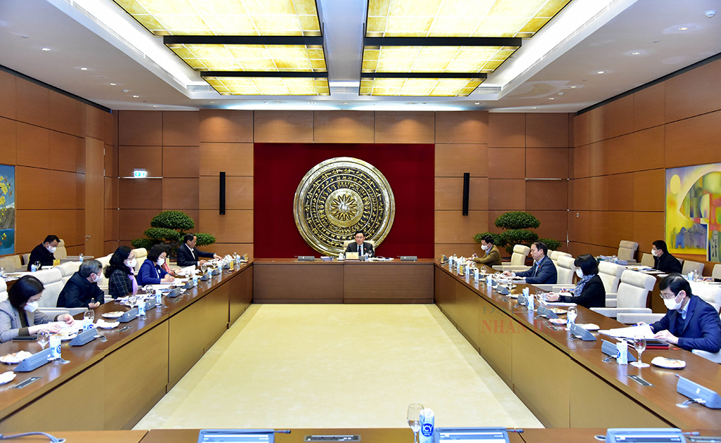 Chủ tịch Quốc hội Vương Đình Huệ làm việc với Đoàn giám sát về sắp xếp đơn vị hành chính cấp huyện, xã
