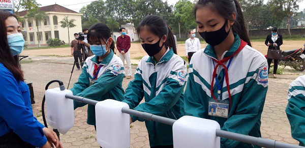 cac-em-hoc-sinh-truong-thcs-nghia-dong-rua-tay-sat-khuan-truoc-khi-vao-hoc-15880015490251045828692_20220208165054.jpg