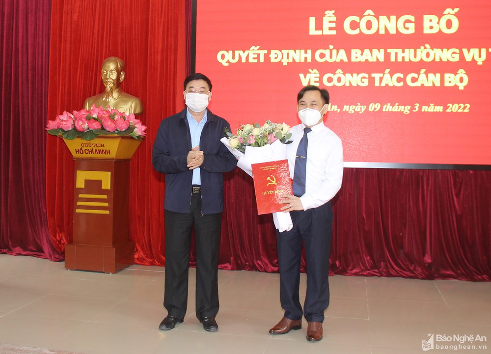 Trao Quyết định điều động, bổ nhiệm Phó Bí thư Đảng ủy Khối Doanh nghiệp tỉnh