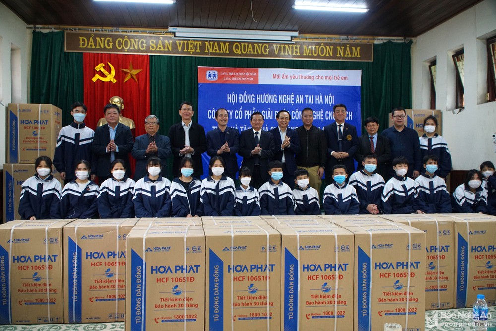 Hội đồng hương Nghệ An tại Hà Nội thăm, tặng quà Làng trẻ SOS Vinh