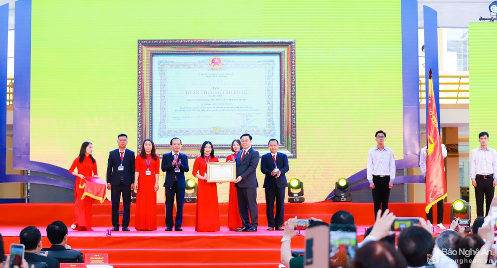 Trường THPT Nguyễn Duy Trinh đón nhận Huân chương Lao động hạng Nhất