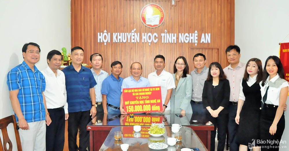 Hội Khuyến học tỉnh Nghệ An tiếp nhận máy tính và 150 triệu đồng học bổng