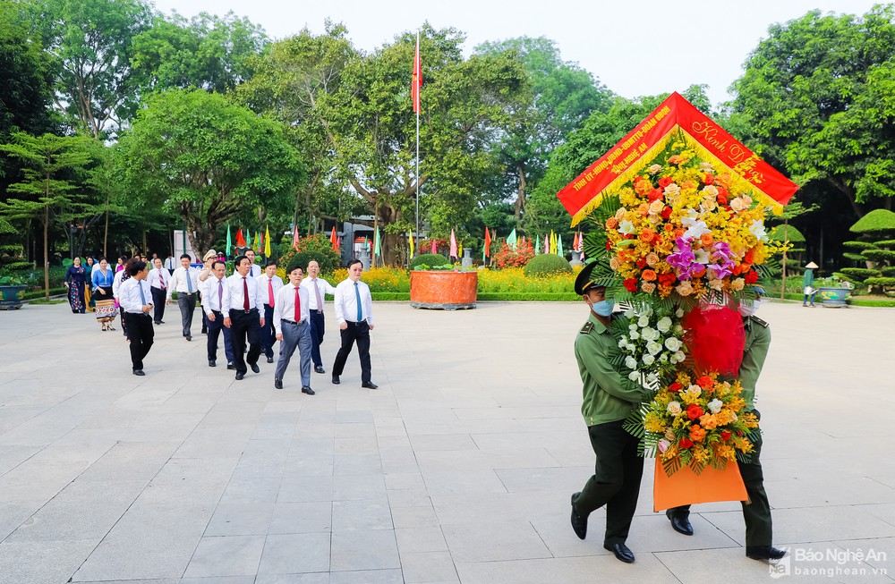 Ban Thường vụ Tỉnh ủy Nghệ An dâng hoa, dâng hương tưởng niệm Chủ tịch Hồ Chí Minh