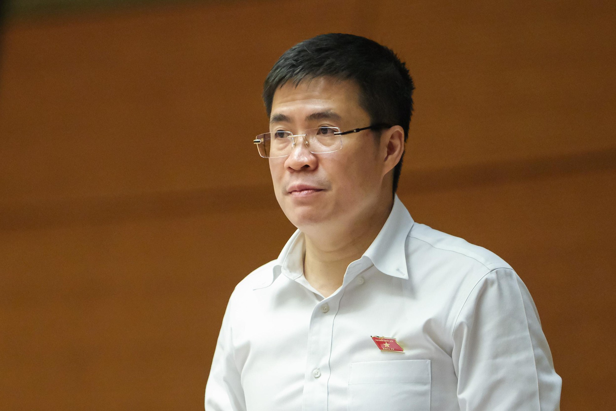 dai-bieu-hoang-minh-hieu-phat-bieu-thao-luan-ve-du-an-luat-kinh-doanh-bao-hiem-sua-doi-anh-quochoi-vn-6293.jpg