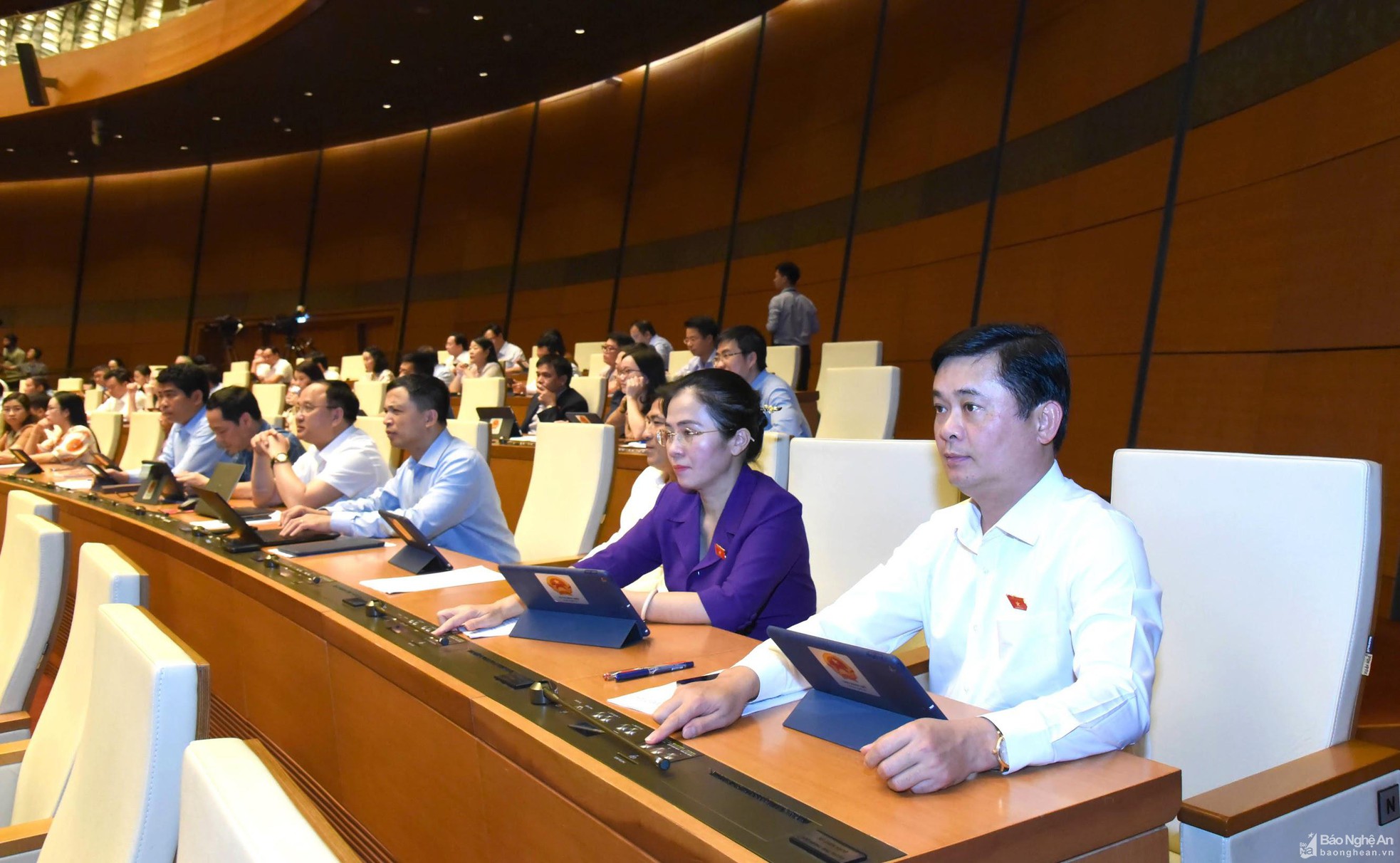 bna-cac-dai-bieu-quoc-hoi-doan-nghe-an-bam-nut-bieu-quyet-luat-dien-anh-sua-doi-anh-quang-khanh-508--n1.jpg