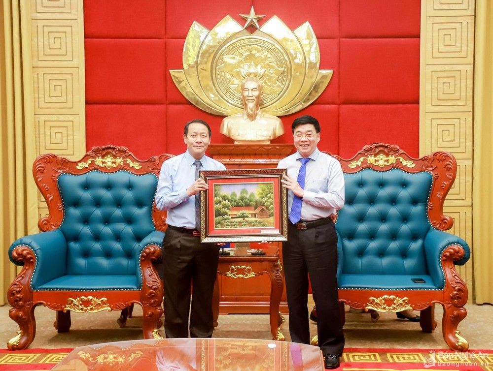 bna-pho-bi-thu-thuong-truc-tinh-uy-nguyen-van-thong-tang-qua-luu-niem-den-dong-chi-phoi-kham-hung-bun-nhuong-bi-thu-tinh-truong-tinh-xay-som-bun-3941.jpg
