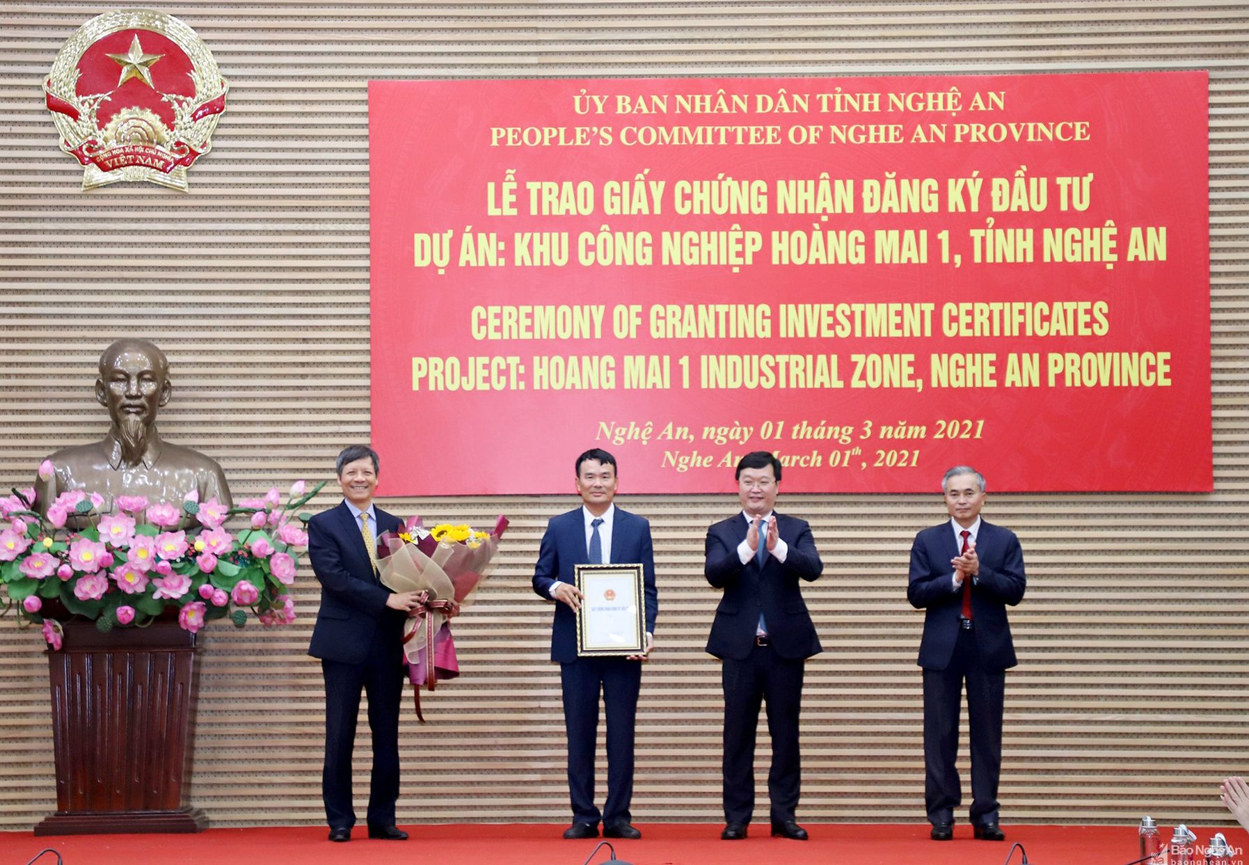 chu-tich-ubnd-tinh-nguyen-duc-trung-trao-giay-chung-nhan-dang-ky-dau-tu-pho-chu-tich-ubnd-tinh-le-ngoc-hoa-tang-hoa-cho-nha-dau-tu-1.jpg
