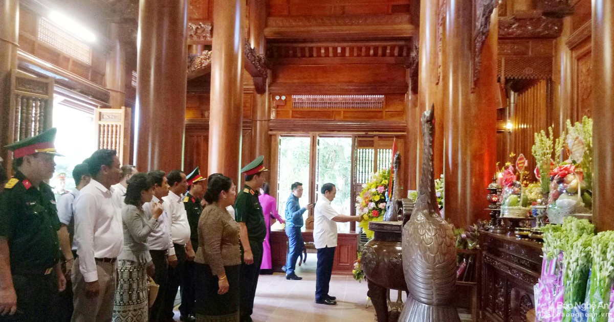 Phó Chủ tịch nước Cộng hòa dân chủ nhân dân Lào tưởng niệm Chủ tịch Hồ Chí Minh tại Khu Di tích Kim Liên