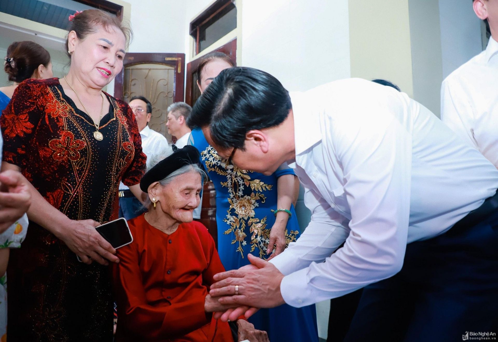 Bộ trưởng Đào Ngọc Dung thăm, tặng quà cán bộ lão thành cách mạng, tiền khởi nghĩa, thương binh tại Nghệ An