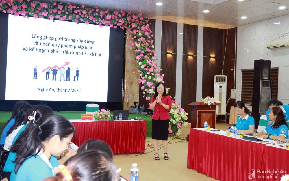 Quan tâm đến việc lồng ghép giới trong các chương trình, phát triển kinh tế - xã hội