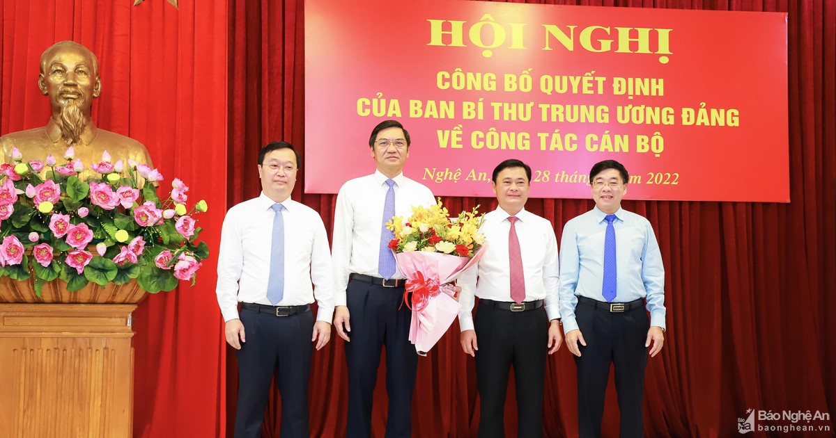 Trao quyết định chuẩn y đồng chí Hoàng Nghĩa Hiếu giữ chức Phó Bí thư Tỉnh ủy Nghệ An