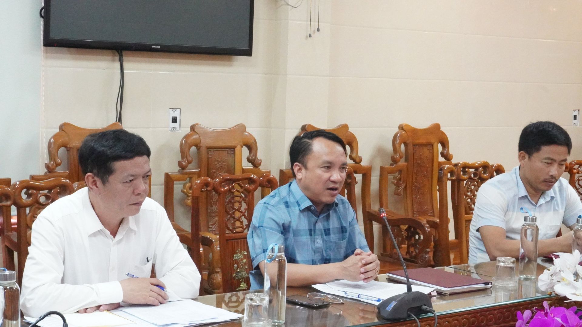 dong-chi-duong-dinh-chinh-giam-doc-so-y-te-bao-cao-viec-trien-khai-thuc-hien-nghi-quyet-11.jpg