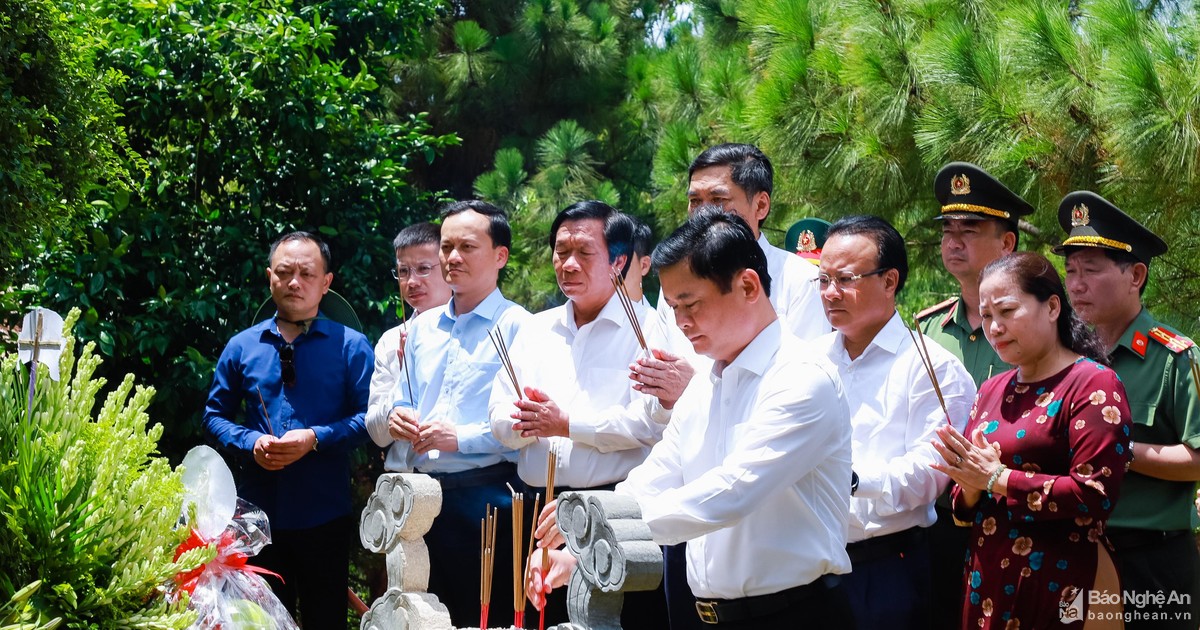 Lãnh đạo tỉnh Nghệ An dâng hương tưởng niệm Đại tướng Võ Nguyên Giáp tại Quảng Bình