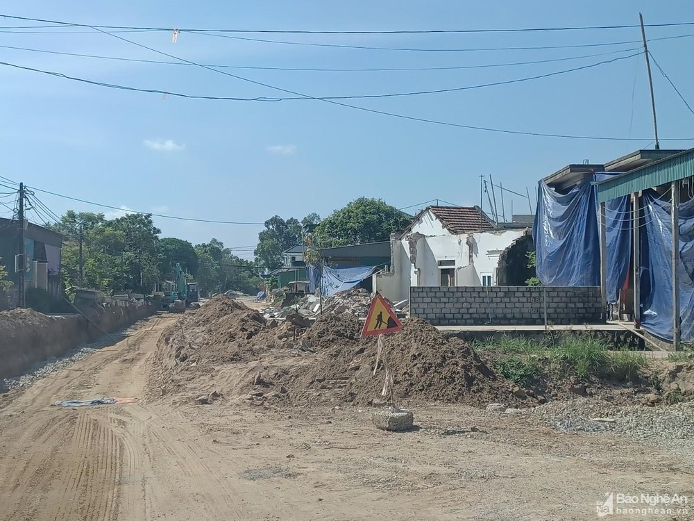 bna-do-con-vuong-2-ho-dan-nen-den-nay-tuyen-duong-quoc-gia-ven-bien-doan-qua-phuong-nghi-hoa-thi-xa-cua-lo-van-chua-thong-tuyen-anh-tien-dong-3621.jpg