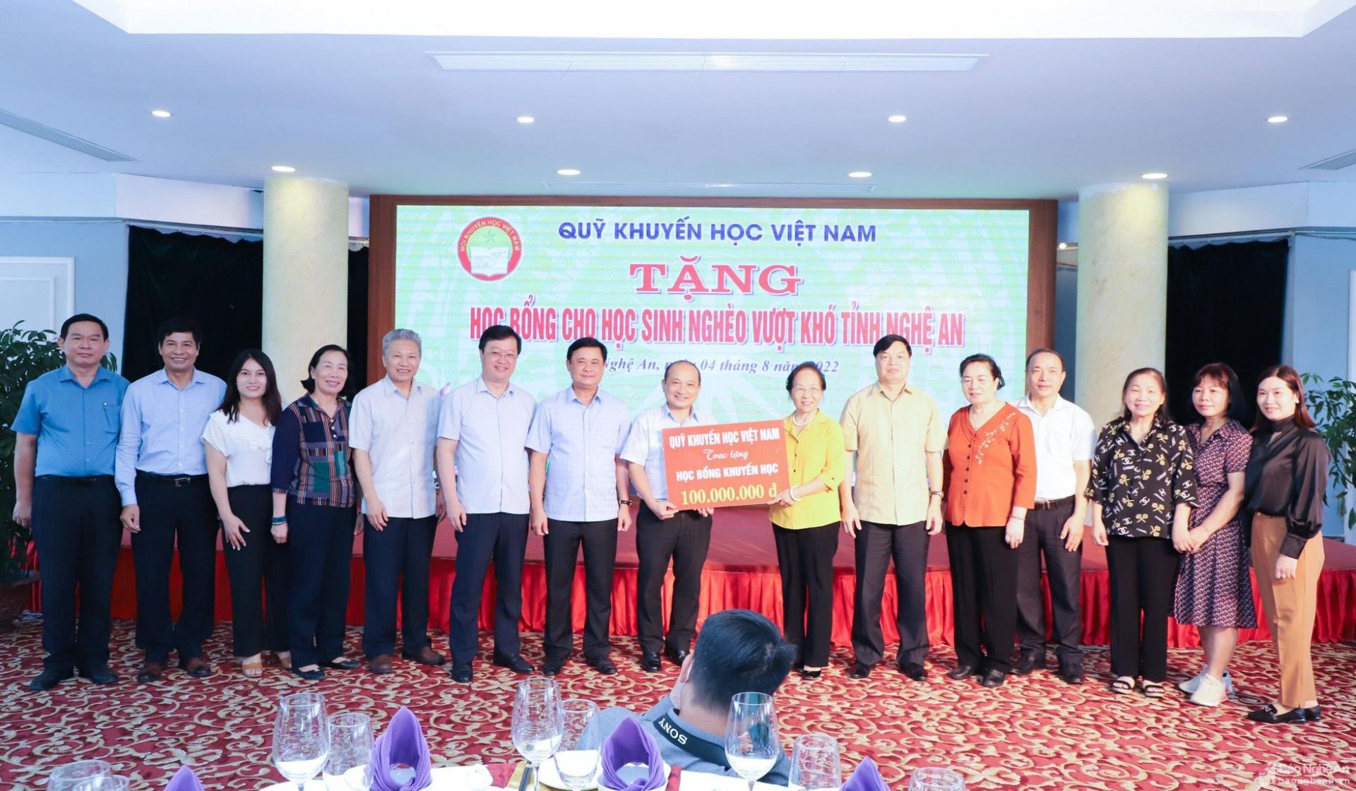 Quỹ Khuyến học Việt Nam tặng học bổng cho học sinh nghèo vượt khó tỉnh Nghệ An
