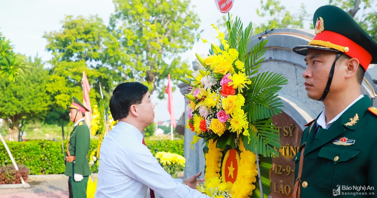Lãnh đạo tỉnh Nghệ An dâng hoa tưởng niệm, tri ân các anh hùng liệt sĩ Xô viết Nghệ Tĩnh
