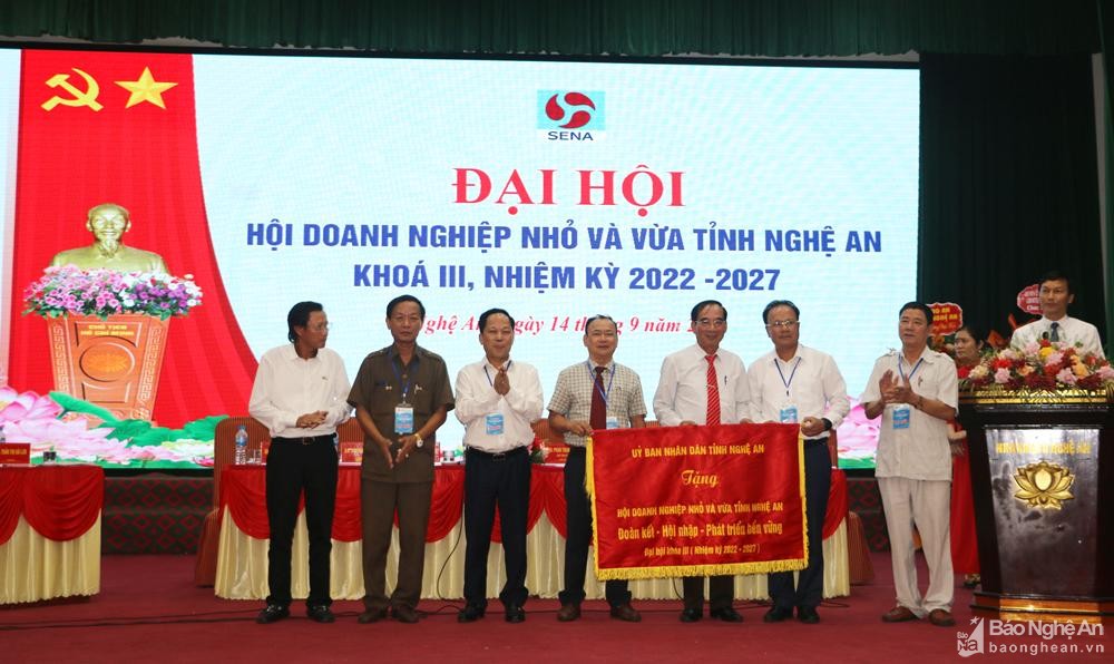 bna-trao-buc-truong-cua-tinh-uy-ub-tinh-cho-hoi-4547.jpg