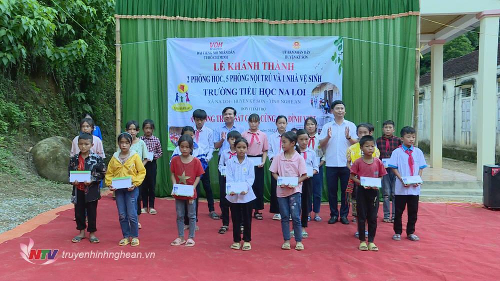 trao40_suat_tiep_suc_den_truong_20220916165129.jpg