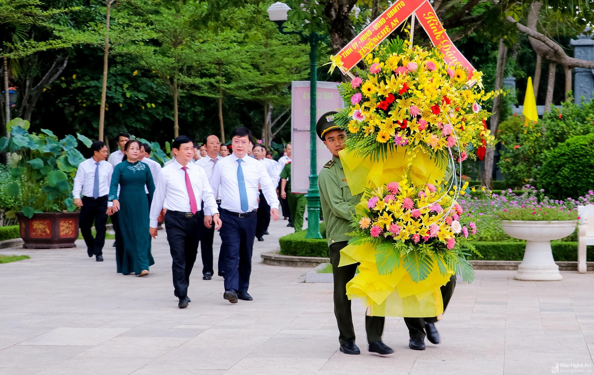 Lãnh đạo tỉnh Nghệ An dâng hoa, dâng hương tưởng niệm Chủ tịch Hồ Chí Minh