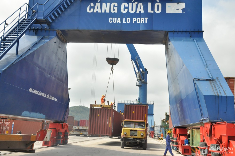 bna-boc-do-hang-tai-cang-cua-lo-anh-thu-huyen-1-7909--n1.jpg
