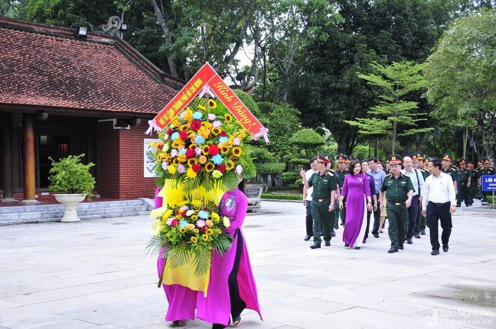 bna-doan-cong-tac-cua-bo-tu-lenh-thanh-pho-ho-chi-minh-dang-huong-tai-khu-di-tich-kim-lien-2-anh-hoang-anh-3767.jpg