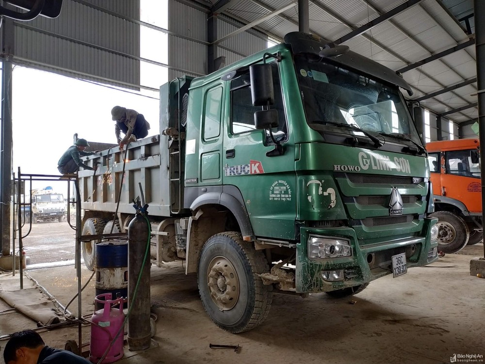 mot-chiec-xe-vi-pham-buoc-phai-dua-vao-xuong-cat-got-anh-tu-lieu-vh-4088.jpg