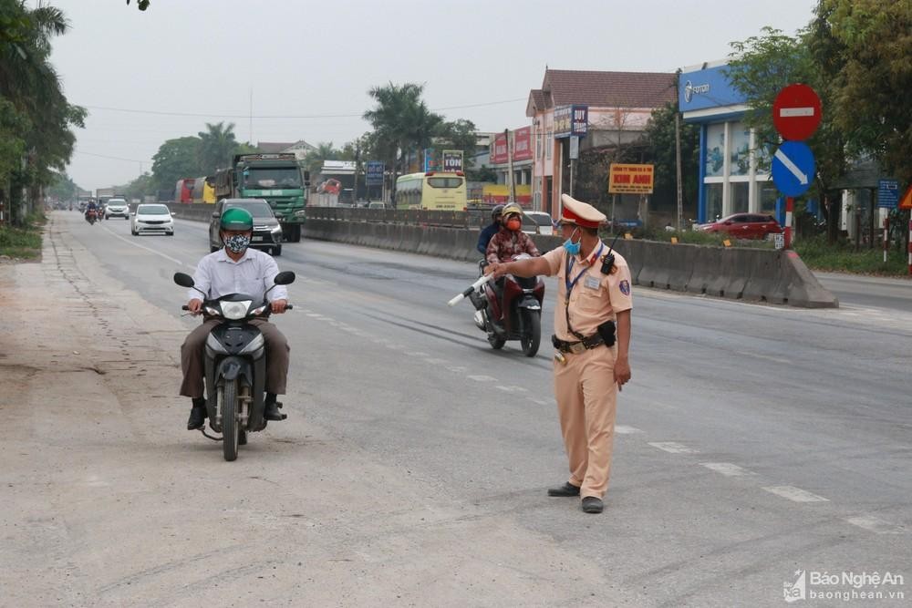 ngoai-he-thong-camera-phat-nguoi-luc-luong-csgt-tang-cuong-cong-tac-tuan-tra-kiem-soat-kip-thoi-phat-hien-phuong-tien-vi-pham-toc-do-anh-dc-5825.jpg