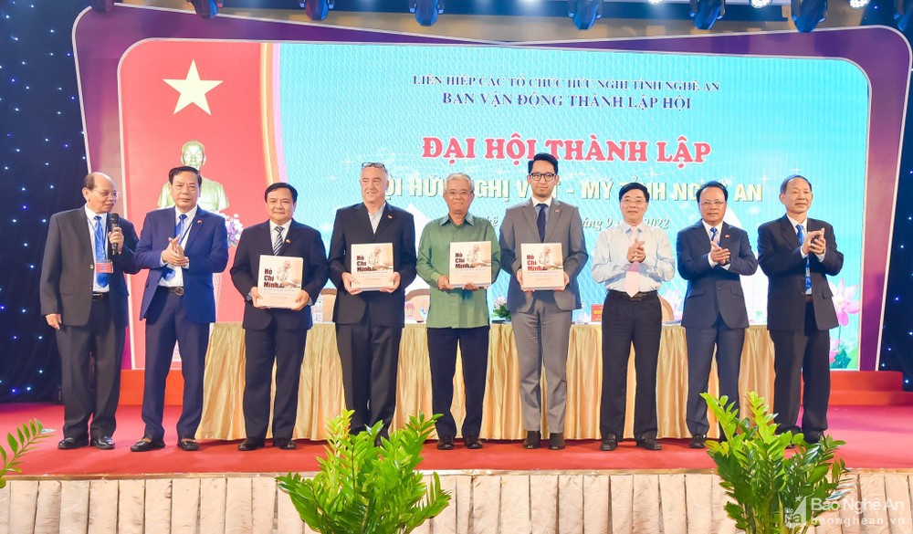 bna-tang-sach-anh-thanh-le-6602.jpg