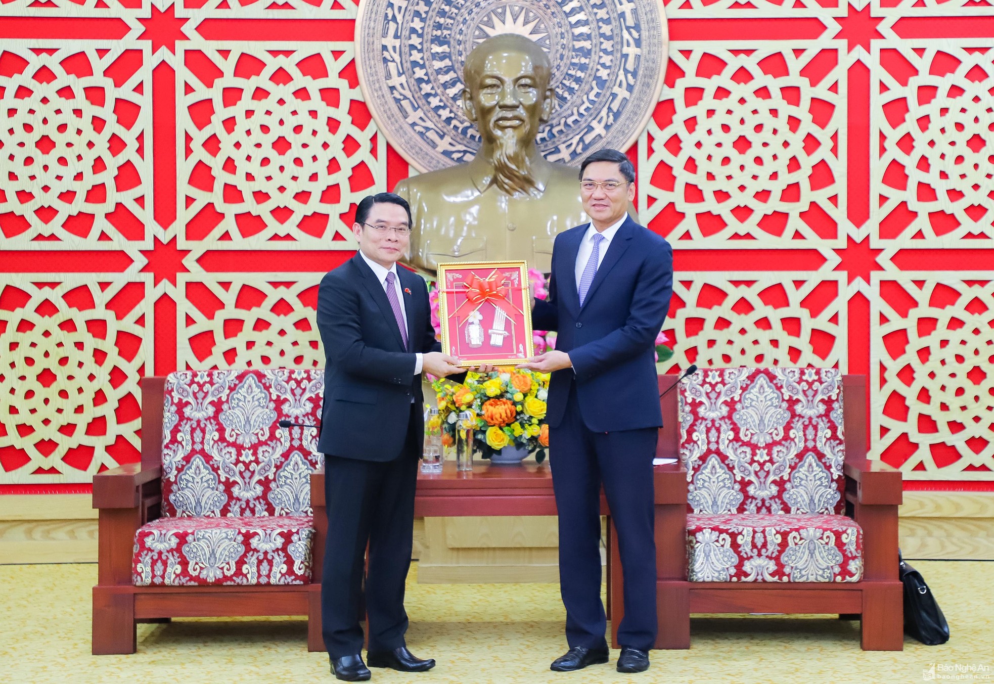 bna-bi-thu-tinh-uy-tinh-truong-tinh-cham-pa-sac-tang-qua-luu-niem-cho-pho-bi-thu-tinh-uy-chu-tich-ubnd-tinh-nghe-an-2774.jpg