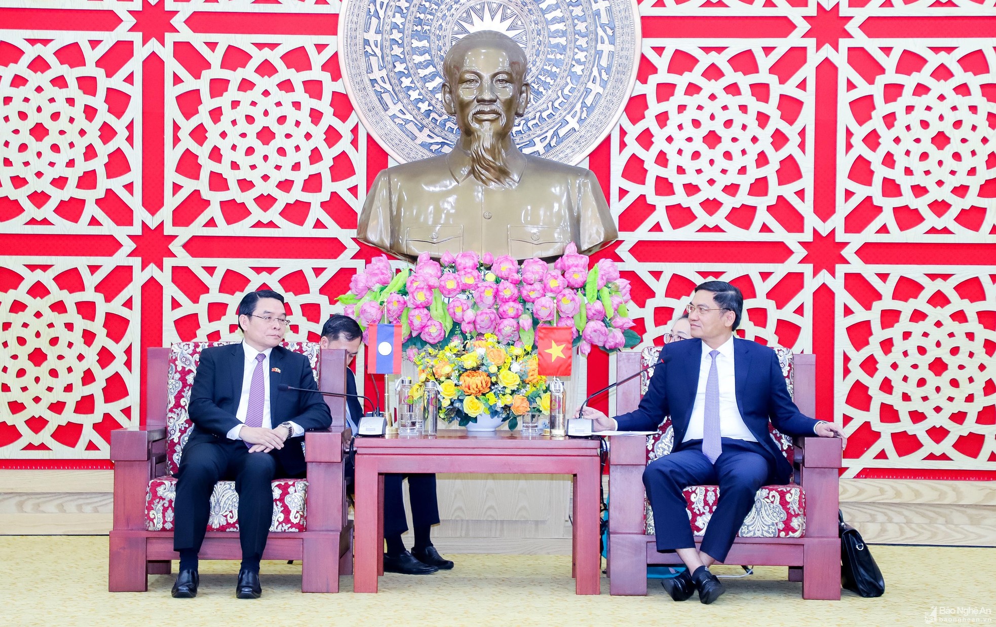 bna-bna-pho-bi-thu-tinh-uy-chu-tich-ubnd-tinh-trao-doi-voi-bi-thu-tinh-uy-tinh-truong-tinh-cham-pa-sac-nuoc-chdcnd-laojpg-826.jpg