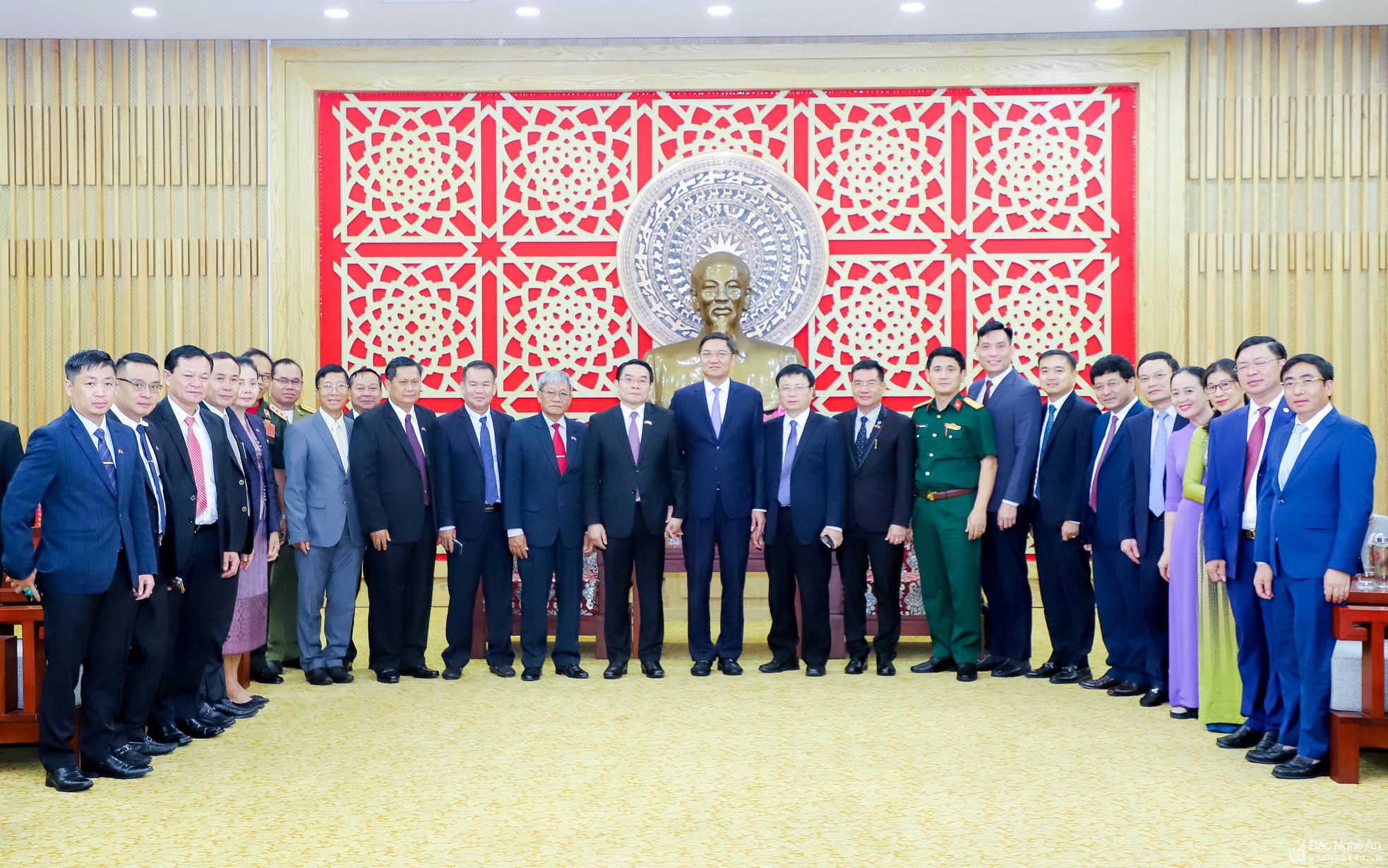 bna-lanh-dao-2-tinh-nghe-an-va-cham-pa-sac-chup-anh-luu-niem-3835.jpg