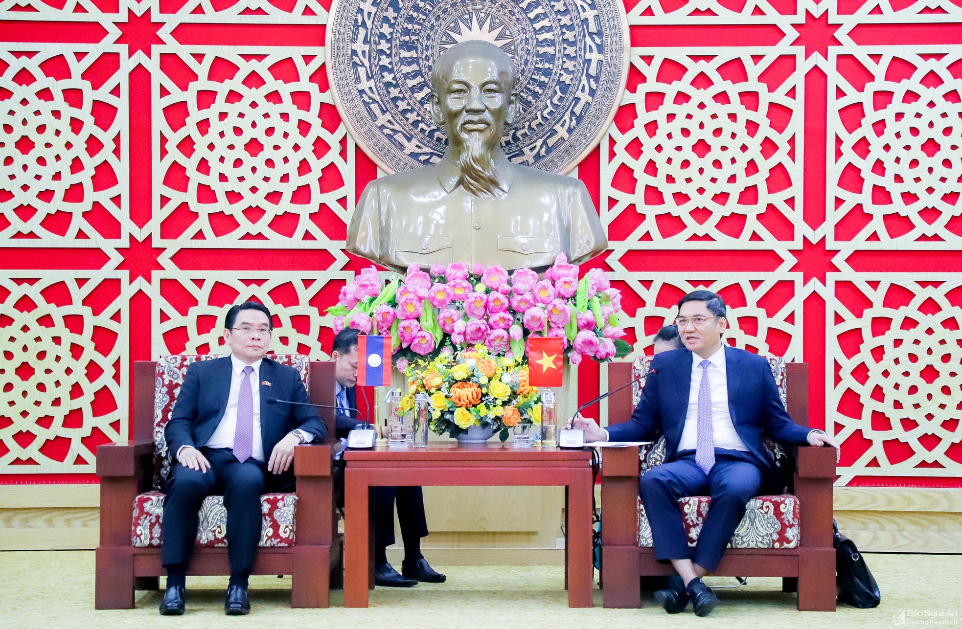 bna-pho-bi-thu-tinh-uy-chu-tich-ubnd-tinh-trao-doi-voi-bi-thu-tinh-uy-tinh-truong-tinh-cham-pa-sac-nuoc-chdcnd-lao-9128.jpg
