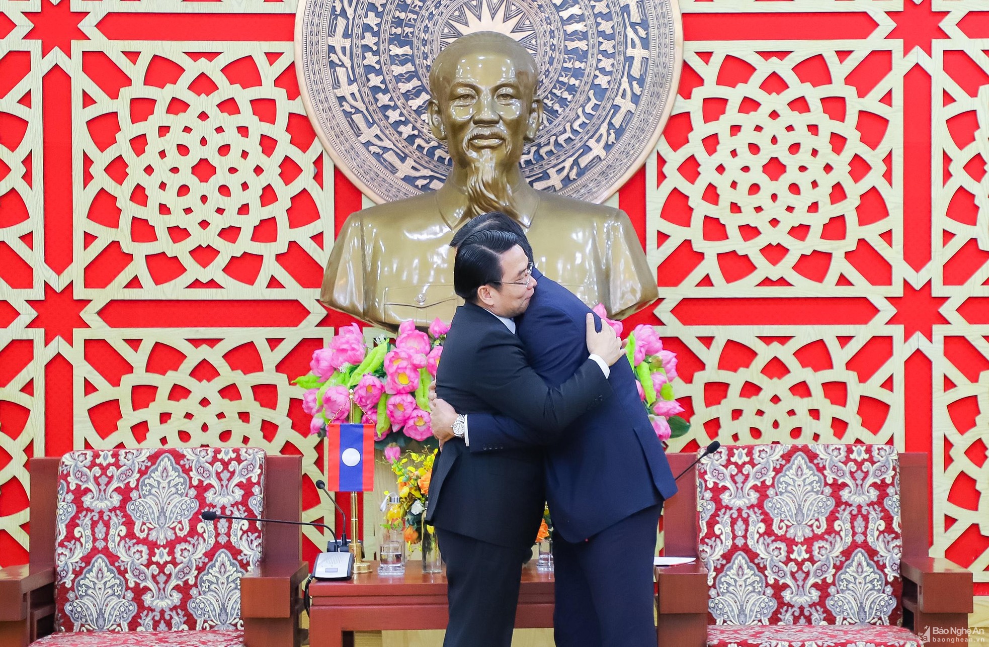bna-pho-bi-thu-tinh-uy-pho-chu-tich-ubdn-tinh-hoang-nghia-hieu-va-bi-thu-tinh-uy-tinh-truong-tinh-cham-pa-sac-4049.jpg
